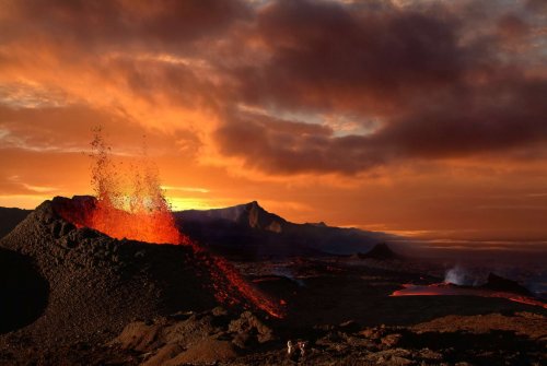 L’éruption du volcan du Piton de la Fournaise s’est intensifiée puis… s’est arrêtée nette ! Voici les plus belles images