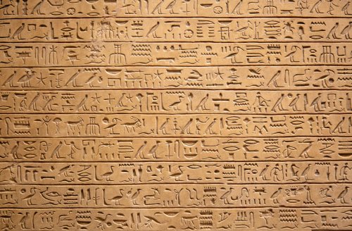 Un papyrus du Livre des Morts de 16 m de long découvert à Saqqarah