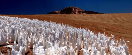 Phénomène météo extraordinaire : les « pénitents de neige », un mystère dans le désert