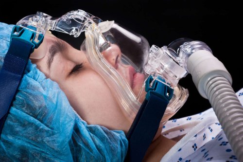 Il se réveille d’une chirurgie, incapable de parler sa langue maternelle… mais parfaitement anglais