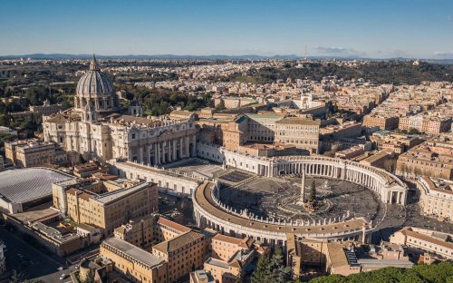 Comment le Vatican, le plus petit État du monde, est aussi devenu l'un des plus puissants et influents ?