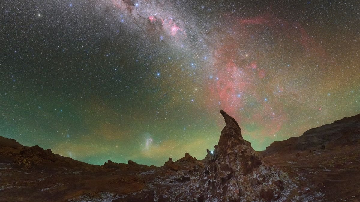 The Milky Way lights up the 'Valley of the moon' in magical new night sky photo