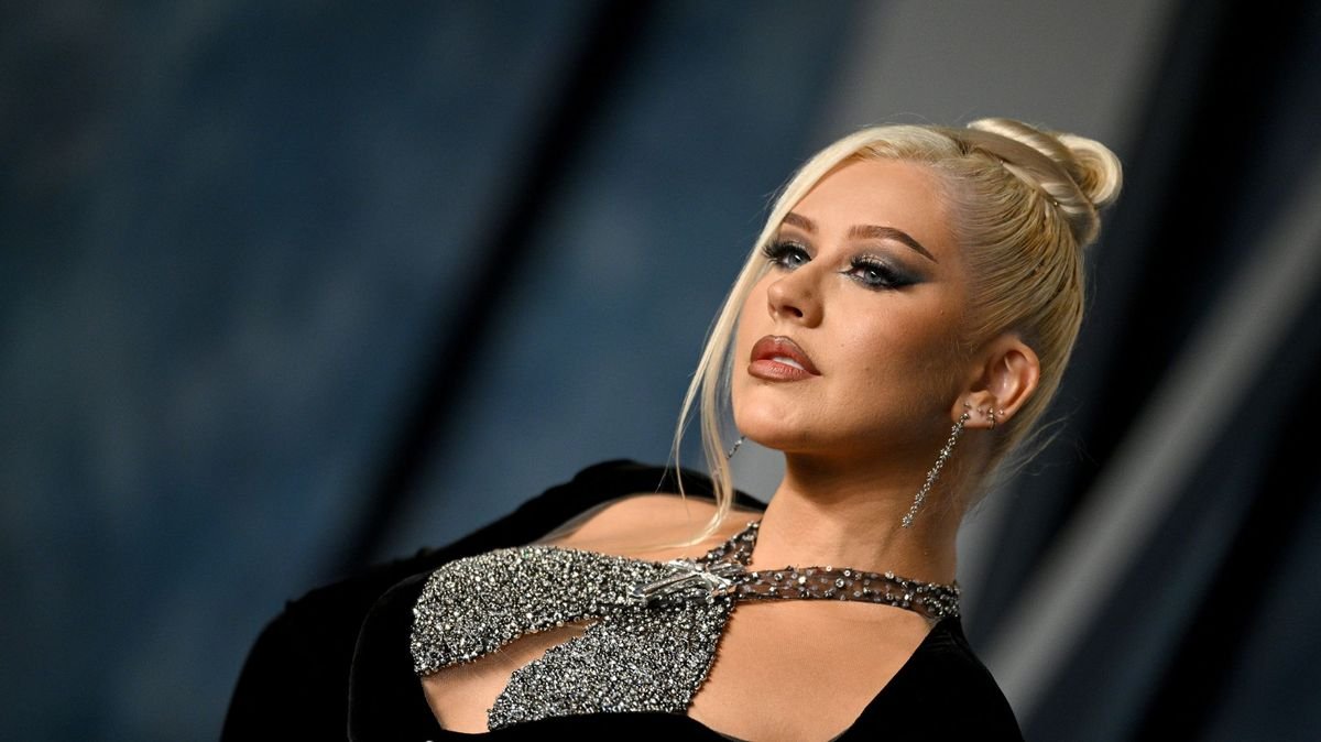 Christina Aguilera’s take on this wallpaper trend can make a small space feel "open and glamorous", say designers
