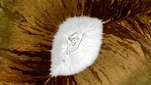 Heavy dusting of 'pineapple powder' paints Hawaii's volcanoes white after near-record snowfall — Earth from space
