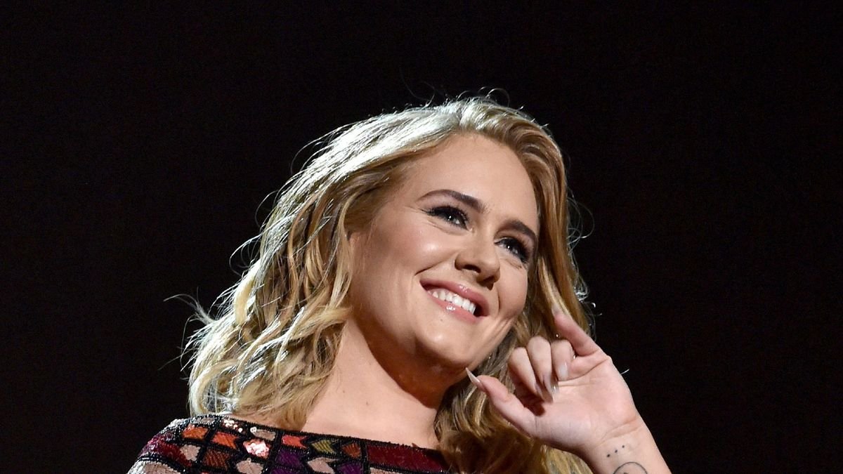 Adele stuns with strawberry blonde highlights at NBA game