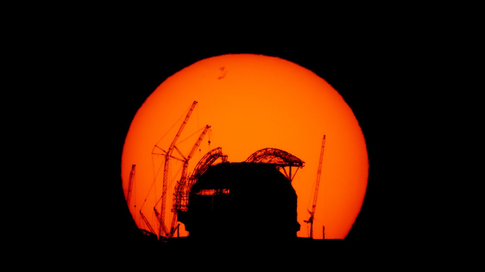 Incredible photo catches the sun rising behind the world's largest telescope