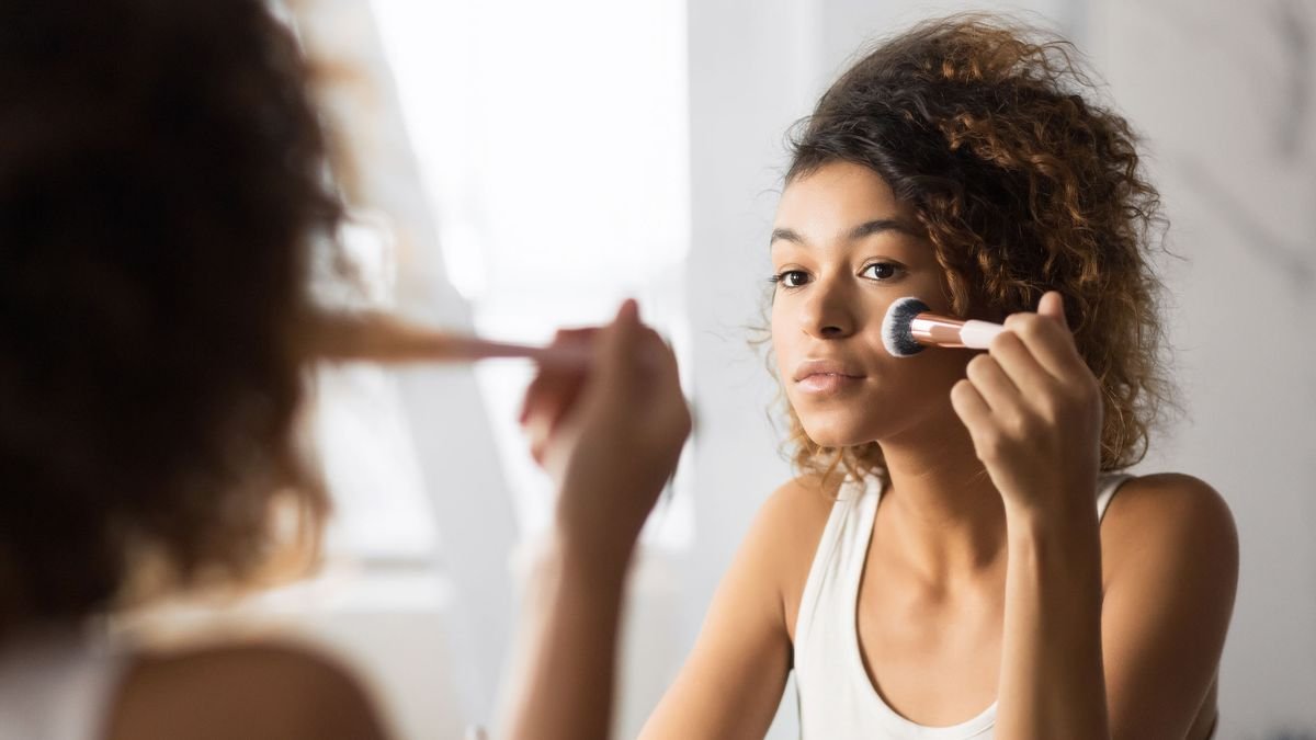 6 makeup mistakes that can cause acne