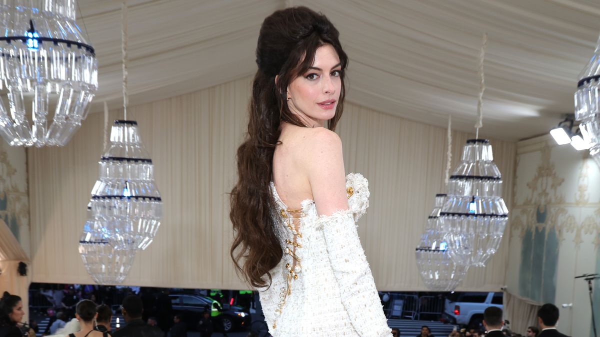 Anne Hathaway's 2023 Met Gala look gives '90s glamour in a marriage of Versace and Chanel