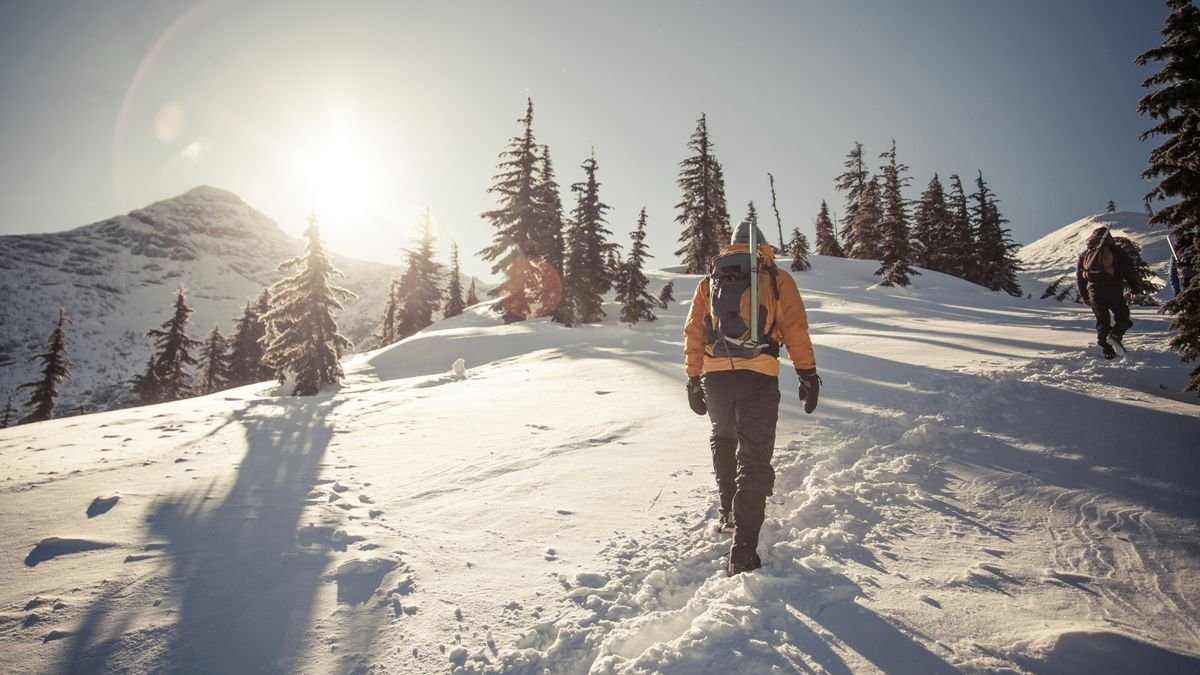 Winter hiking hacks: expert tips for cold weather adventures