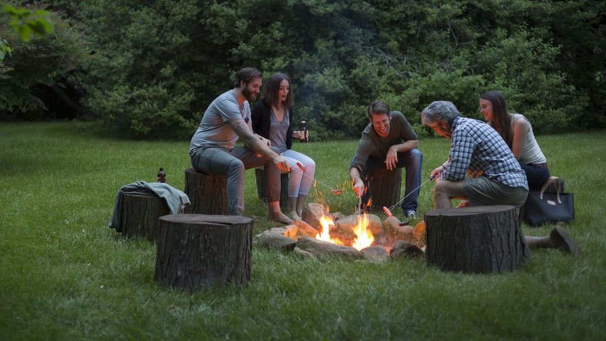 How to build a fire pit to keep warm on chilly nights
