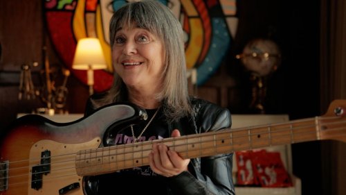 Suzi Quatro talks about her incredible career as a rock 'n' roll trailblazer and plays her first bass; a '57 Fender Precision