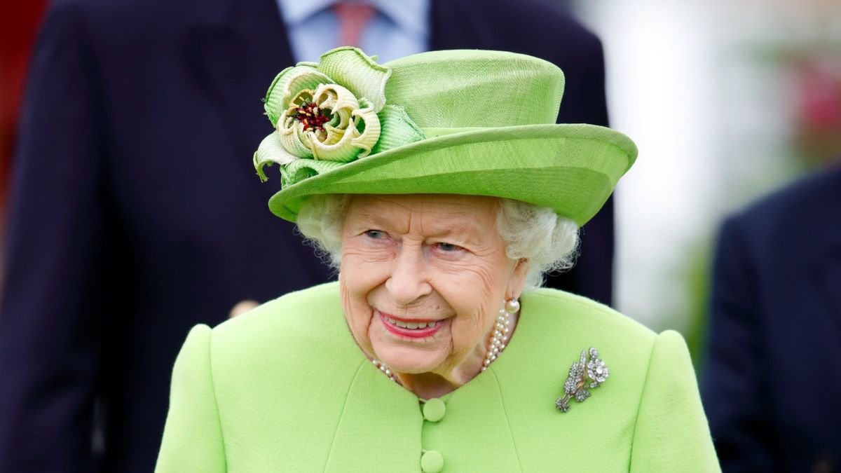Have you ever noticed that the Queen uses this genius fashion hack?