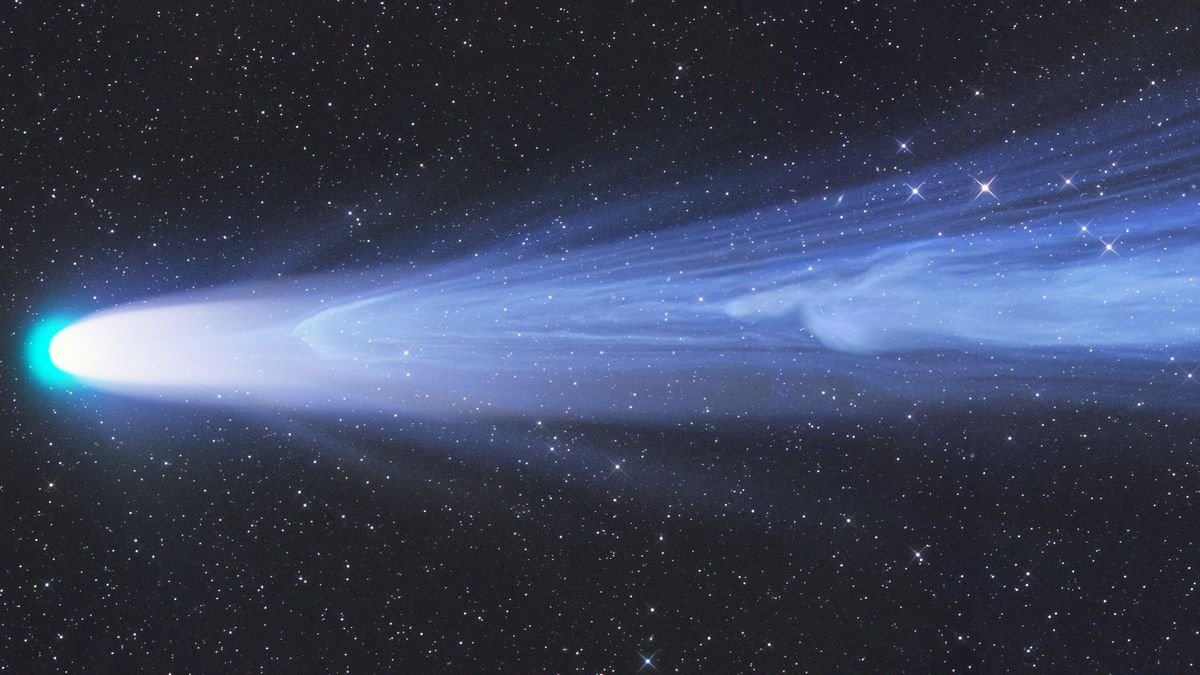 Blazing comet tail is whipped by solar winds in astonishing astronomy photo