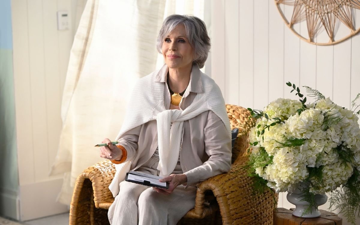 Jane Fonda's landing is the perfect combination of natural materials and a neutral color scheme