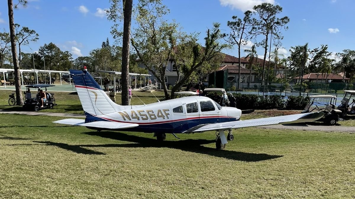 Florida Golfers Move Plane Off Putting Green To Finish Hole After Emergency Landing