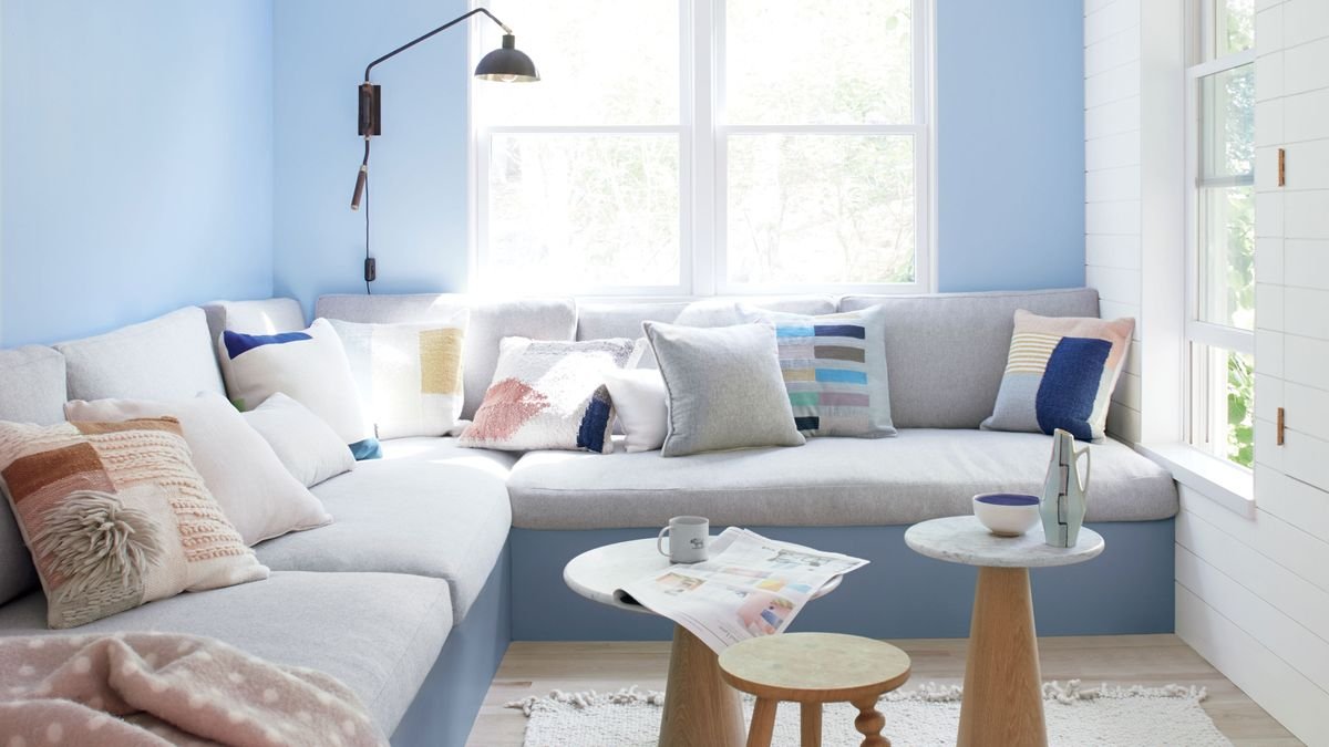 How to organize a small living room, according to the pros