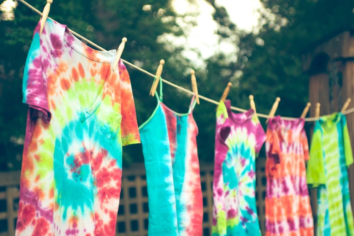 How to tie dye t-shirts step-by-step