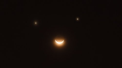 Two planets will form a 'smiley face' with the moon on April 25. Here's where to look.