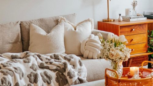 What color small living room furniture should be, according to interior designers