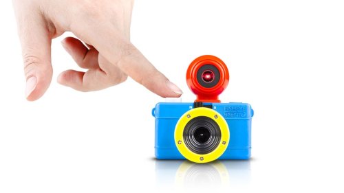 Lomography's tiny fisheye film camera gets colorful comeback!