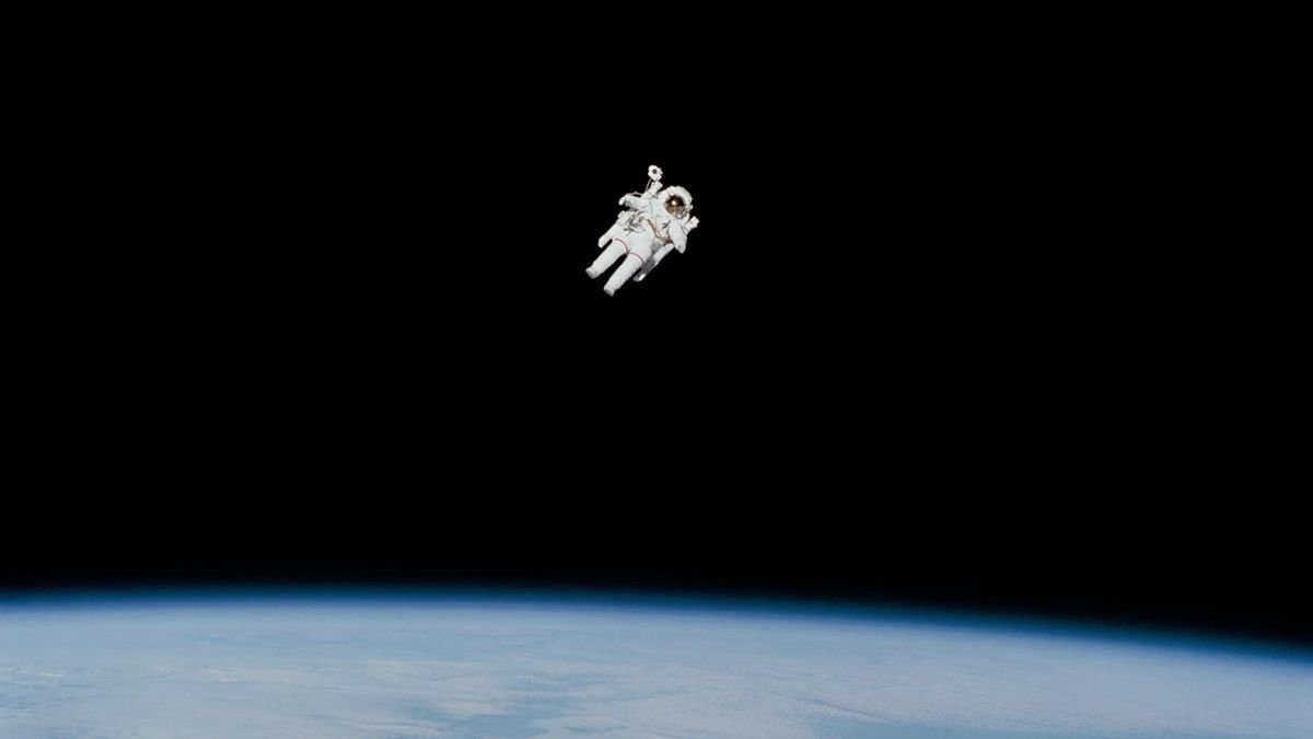 Space photo of the week: Bruce McCandless II floats untethered as the 1st 'human satellite' in history
