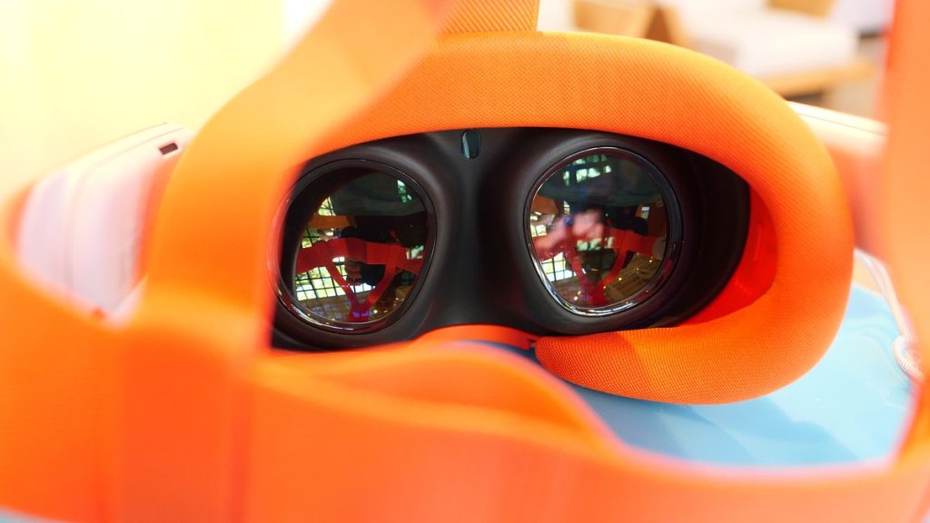 AR & VR: Augmented & Virtual Reality 