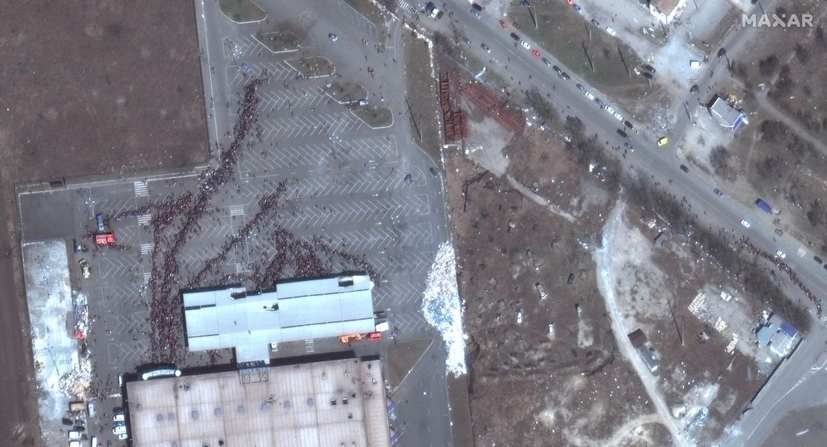 Food lines in besieged Ukrainian city Mariupol visible from space (satellite photos)