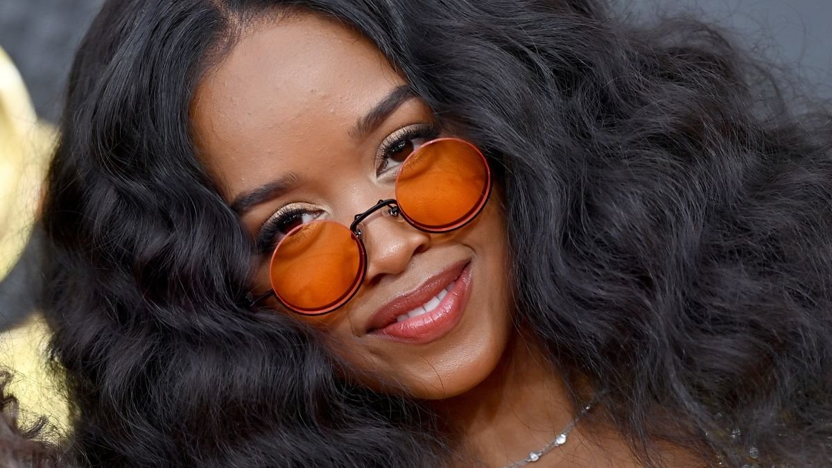 The 12 Best Color-Tinted Sunglasses for an Early Aughts-Inspired Summer