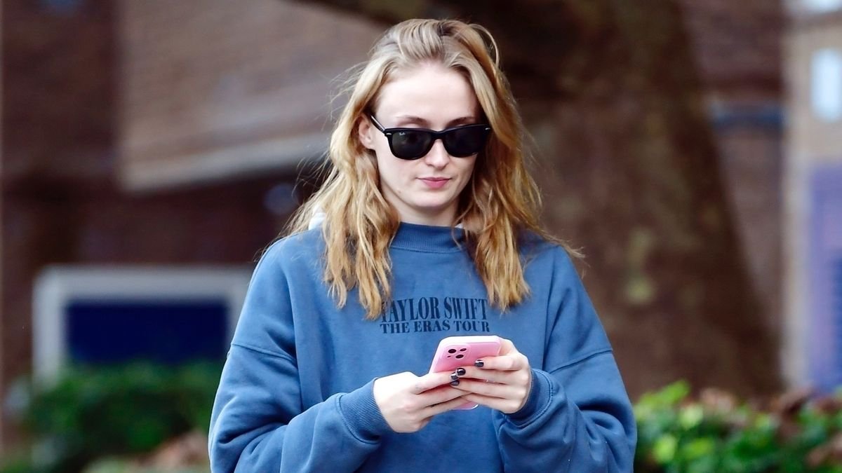 Sophie Turner Supports Taylor Swift—and Adidas It-Sneakers—in My Go-To Errand Outfit