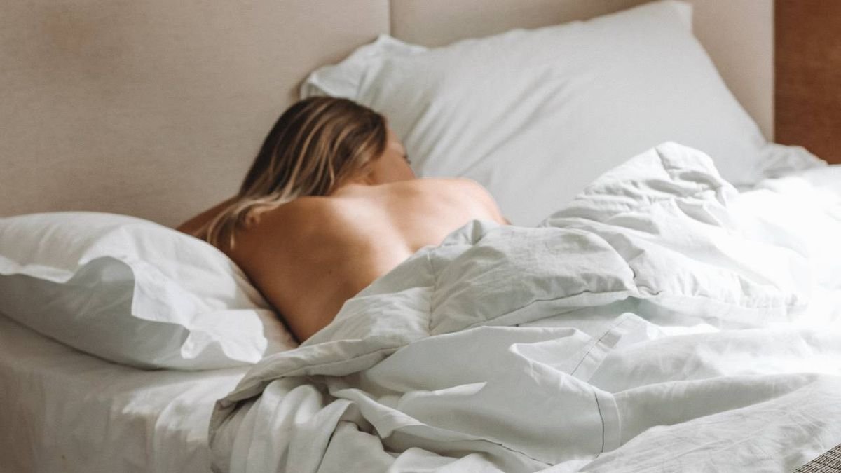 Can sleeping naked combat SAD symptoms? We asked a sleep psychologist