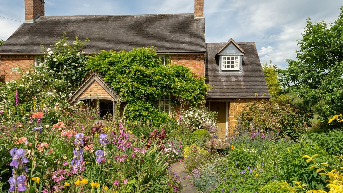 7 ways this gorgeous cottage garden was created on a shoestring