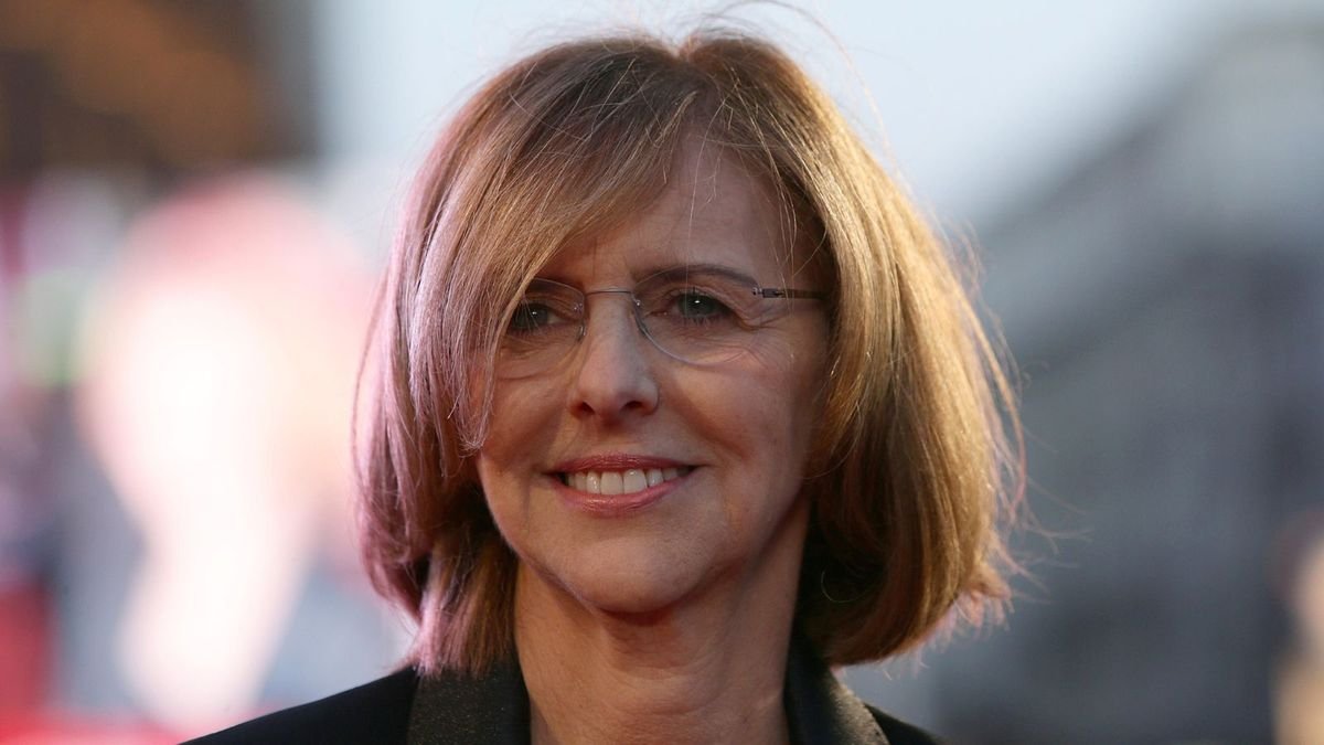 Nancy Meyers adorned her neutral coffee table with these specific peonies – and we can display them in the same way