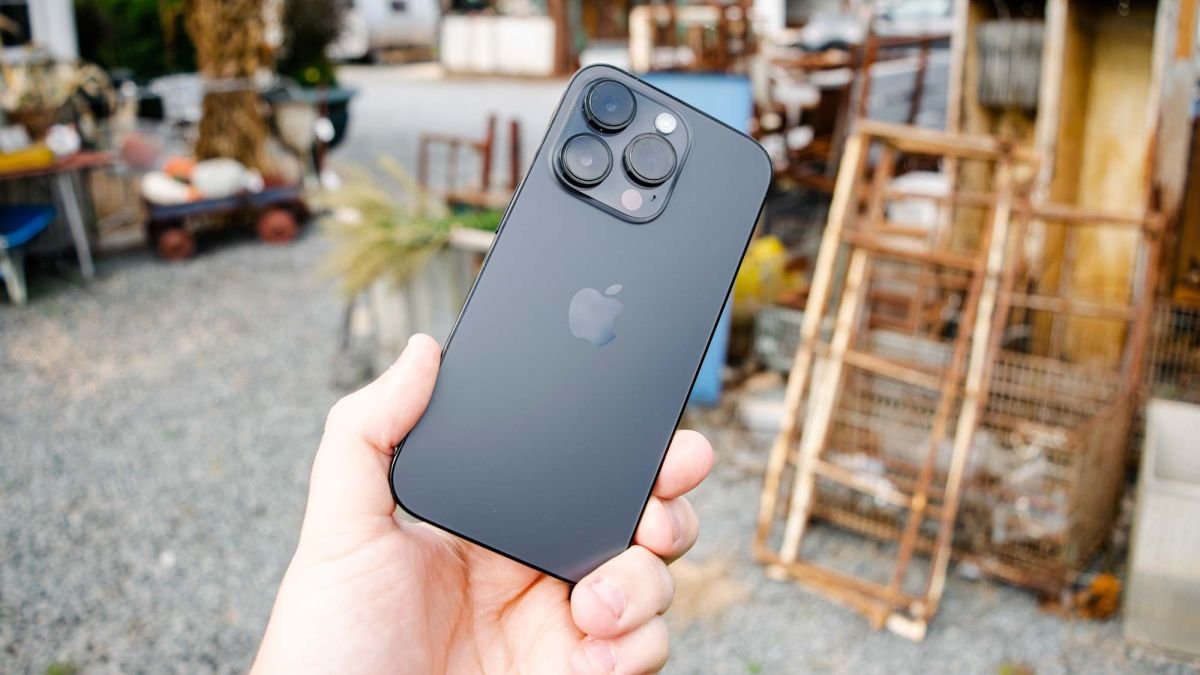 Your iPhone has a hidden camera setting that recreates one of a DSLR's best features