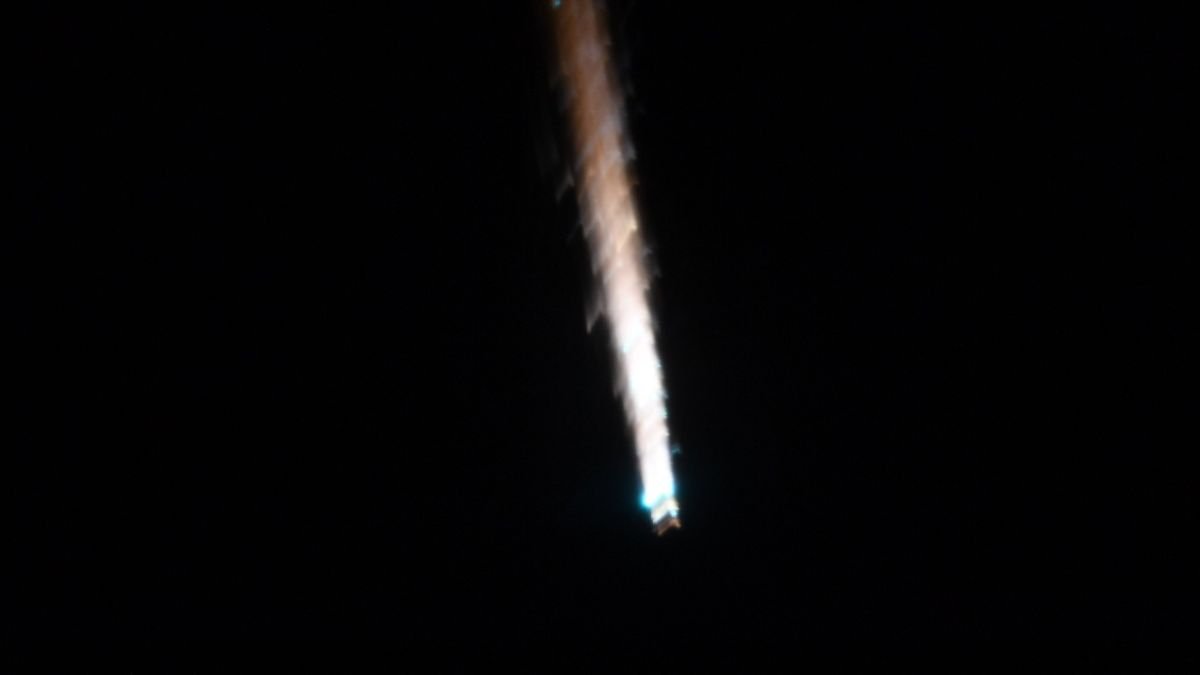 ISS astronauts watch Russian cargo ship burn up in Earth's atmosphere (photos)