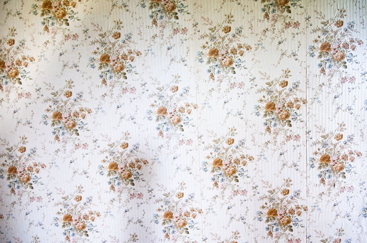 This Wallpaper Hack Gives Peel N' Stick A Run for Its Money (and You'll Never Guess What You Use Instead)