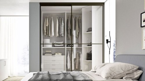 How to organize a capsule closet – 5 ways to keep your minimal closet coordinated
