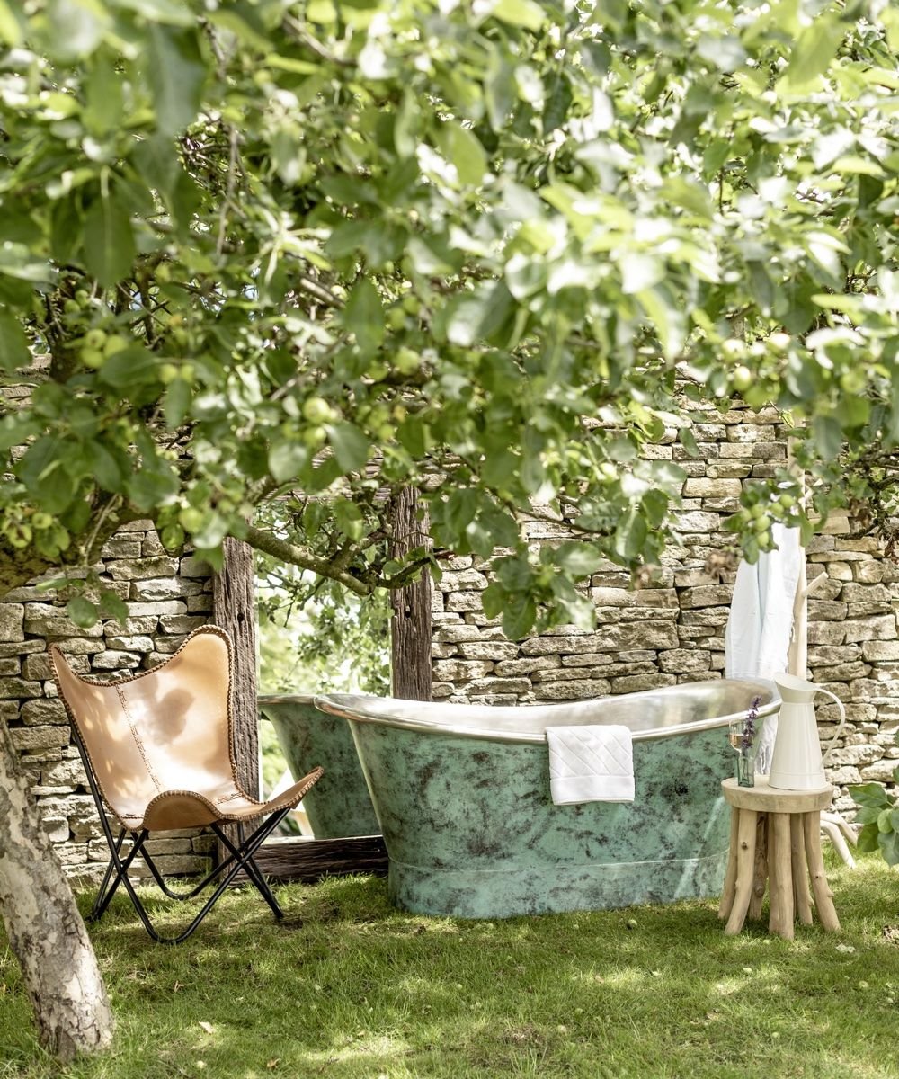 How to create an outdoor bathroom for a truly decadent summer