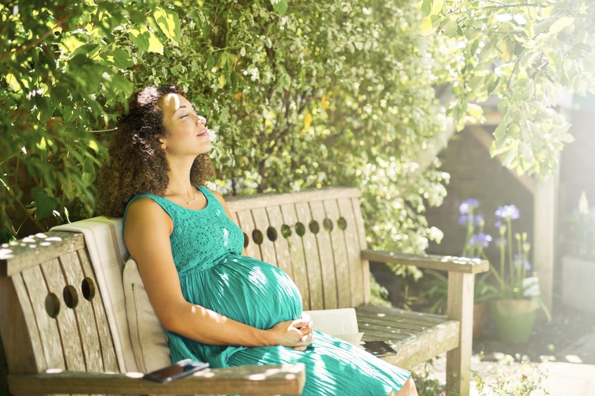 Can you sunbathe when pregnant? Potential dangers and precautions to take