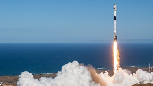 SpaceX launches Irish, South Korean satellites and lands its 250th rocket (video)