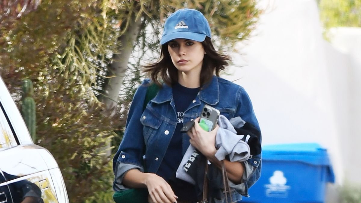 Kaia Gerber Skips 2025 Sneaker Trends for Her Eternal Adidas Sambas