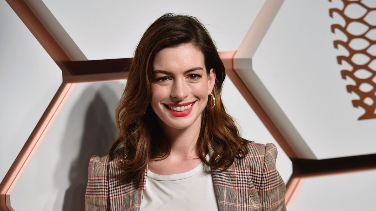 Anne Hathaway loves this hair texturizing spray so we're adding to our basket ASAP