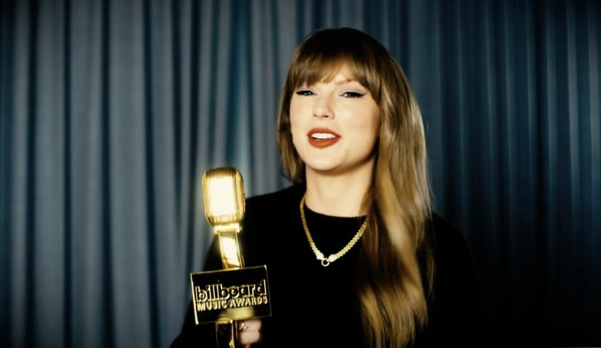 Taylor Swift Skips a Billboard Music Awards Gown for a Plain Black Sweater and $10,995 Gold Necklace