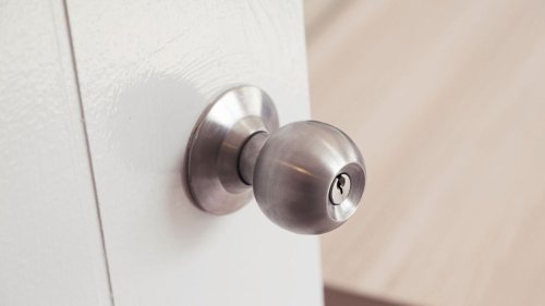 Should you really wrap foil around doorknobs when you're home alone?