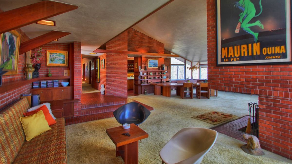 The Frank Lloyd Wright-designed Carroll Alsop House is discreetly taking offers – take a look inside