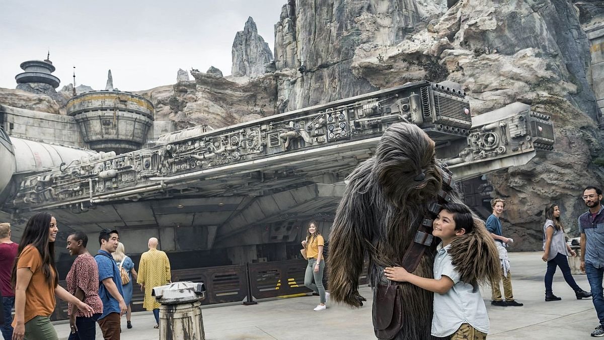 Grown Adult At Disney The Worst, Interrupts Chewbacca And Rey Having A Fun Moment With Kids At Galaxy's Edge