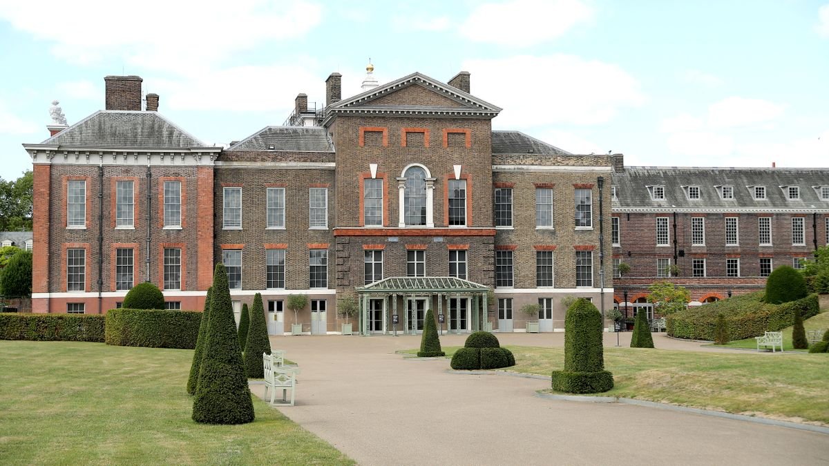 Who lives at Kensington Palace and what is it like inside?
