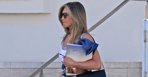 Jennifer Aniston Just Wore the Skirt Trend That Makes Flip Flops Look So Much Prettier