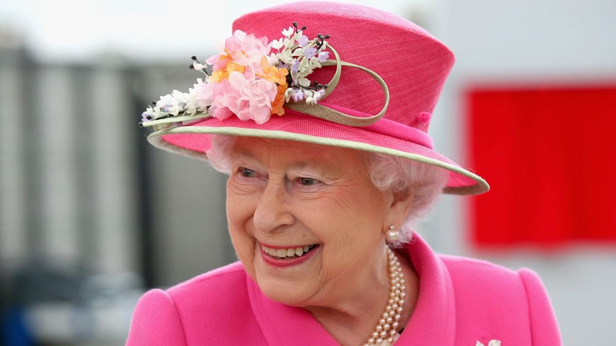 Queen praised for giving 'wonderful recognition' as she bestows great honor on the NHS