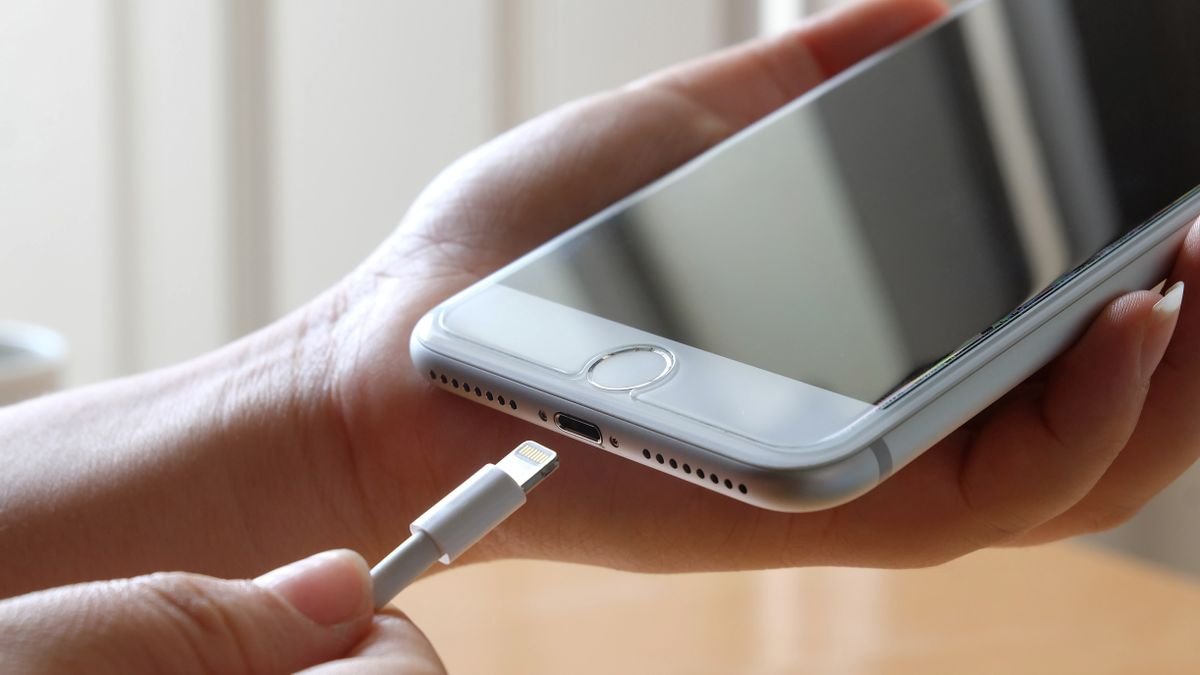 How to clean an iPhone’s charging port without breaking it