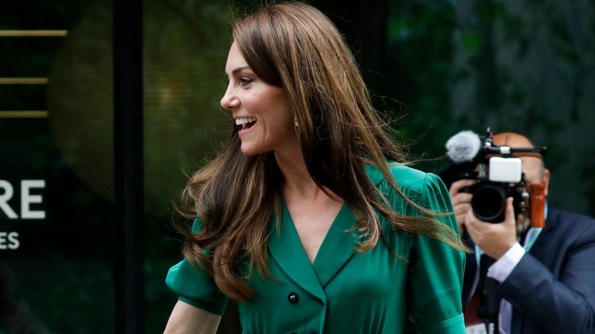 Princess Catherine ups the glamor in emerald green dress with thigh-high split teamed with bargain earrings and the bouncy blow dry of dreams